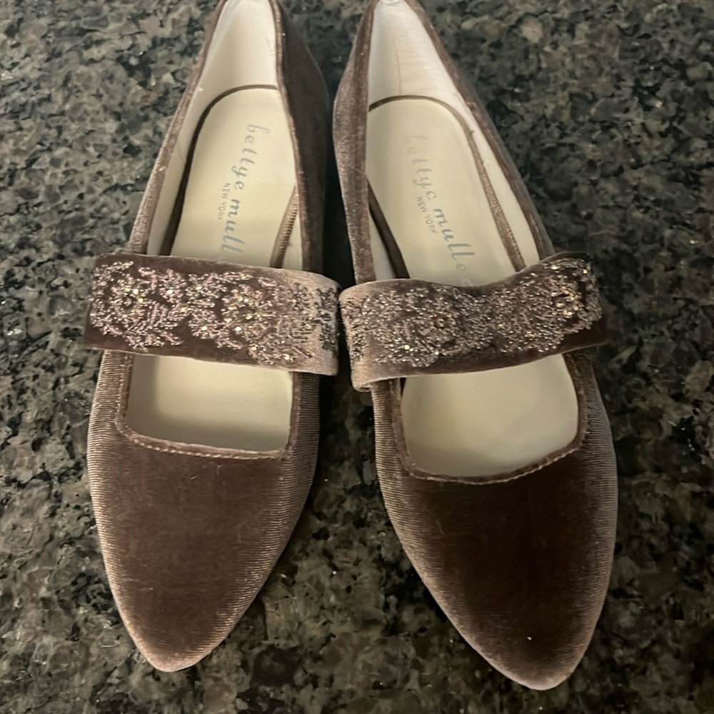 Bettye Muller Arienne Mauve Embellished Flats 6 EUC
